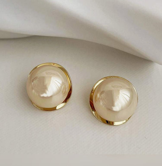Circle pearl stud earrings